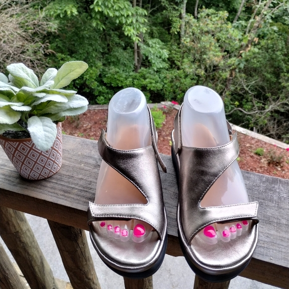 L'Amour Des Pieds Metallic Champagne Gold Color Leather Platform Sandals - Picture 12 of 16